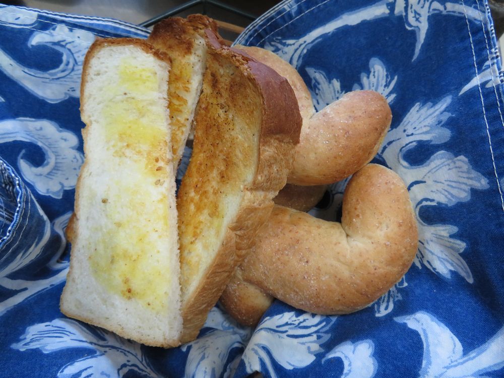 イギリスパンのトーストと雑穀パン