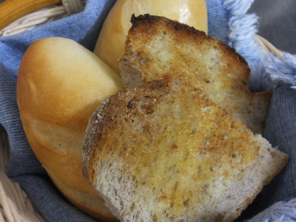 ライ麦パンのトーストと塩パン