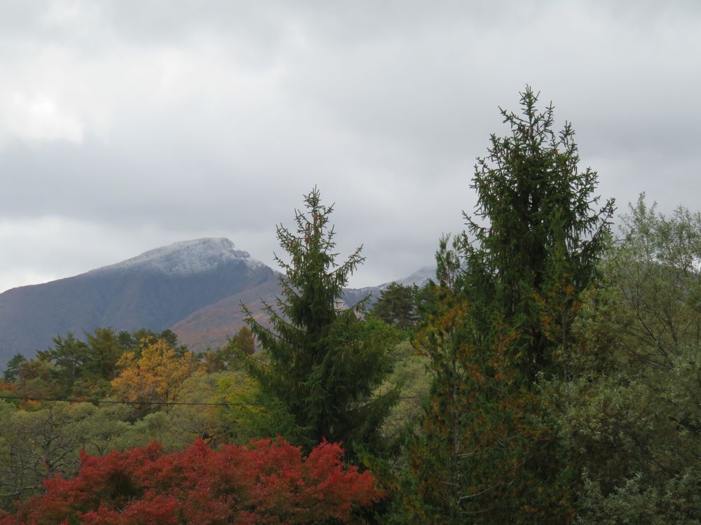 磐梯山雪化粧と紅葉